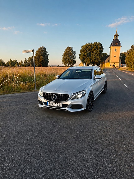 Mercedes-Benz C220 2 of 7