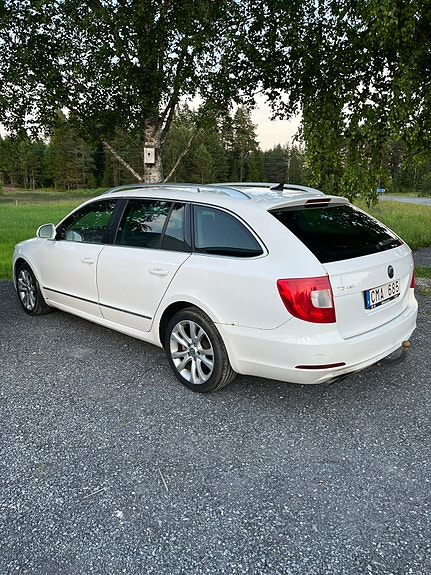 Skoda Superb 2 of 4