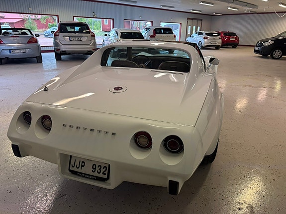 Chevrolet Corvette 3 of 4