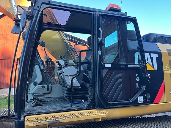 Caterpillar 326 F L rototillt med grip 5 of 5