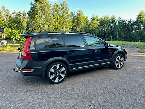 Volvo XC70 2 of 7