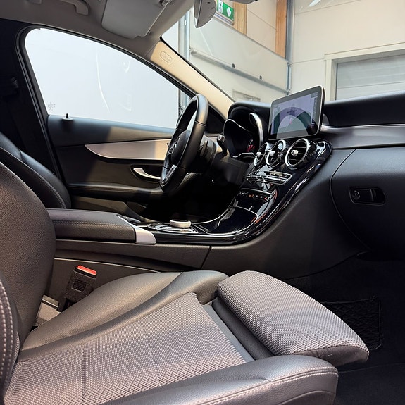 Mercedes-Benz C300 11 of 12