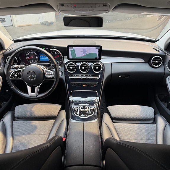 Mercedes-Benz C300 9 of 12