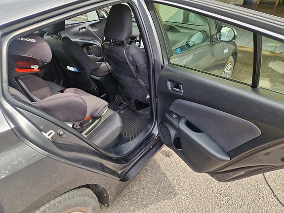 Toyota Prius Plug-in Hybrid 5 of 14