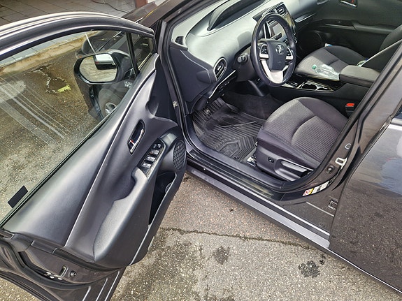Toyota Prius Plug-in Hybrid 4 of 14