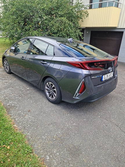 Toyota Prius Plug-in Hybrid 8 of 14