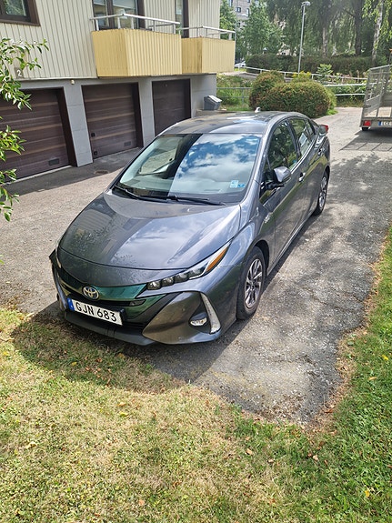 Toyota Prius Plug-in Hybrid 10 of 14