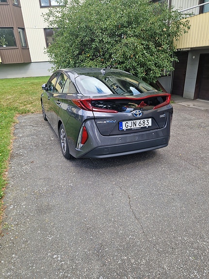 Toyota Prius Plug-in Hybrid 7 of 14