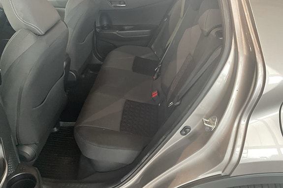 Toyota C-HR 7 of 10