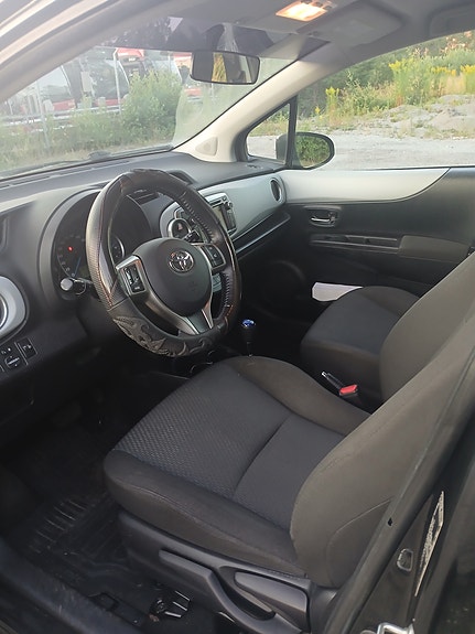 Toyota Yaris 2 of 5