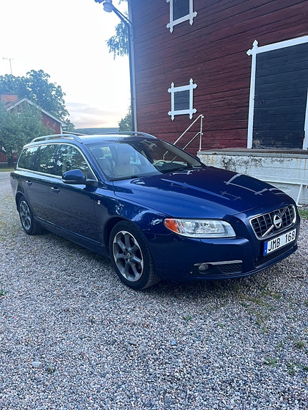Volvo V70 2 of 5
