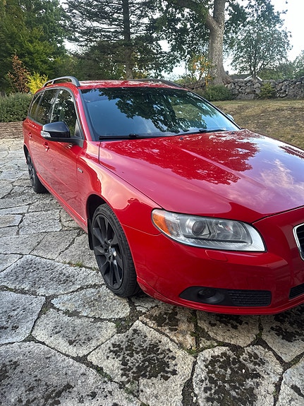 Volvo V70 2 of 9