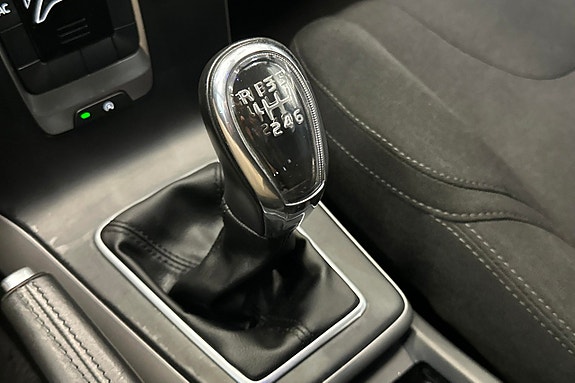 Volvo V40 12 of 16