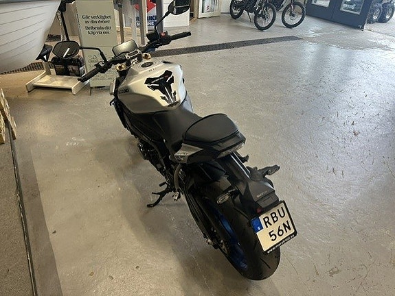 Suzuki GSX-S1000 4 of 6