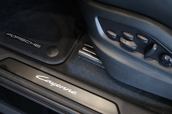 Porsche Cayenne 8 of 15