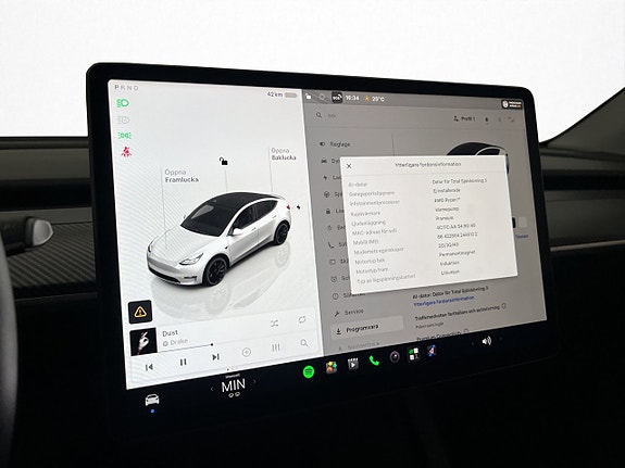 Tesla Model Y 28 of 30