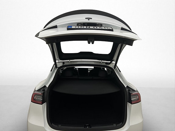 Tesla Model Y 29 of 30