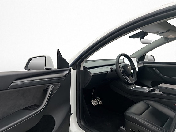 Tesla Model Y 10 of 30