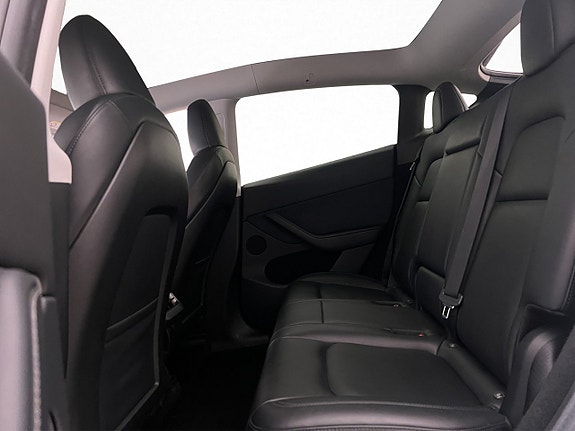 Tesla Model Y 16 of 30