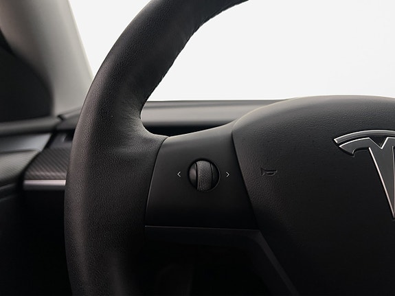 Tesla Model Y 18 of 30