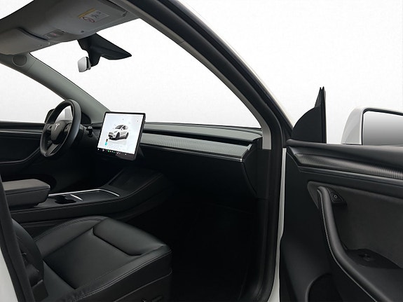 Tesla Model Y 17 of 30