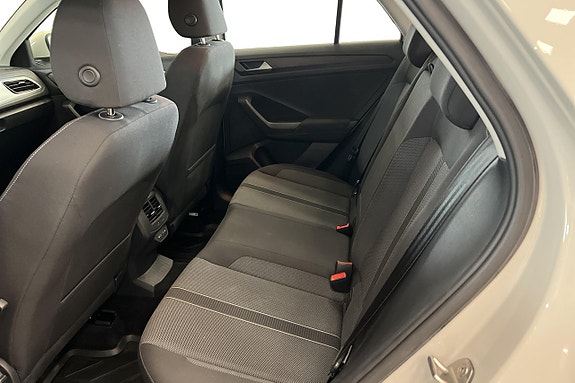 Volkswagen T-Roc 16 of 23