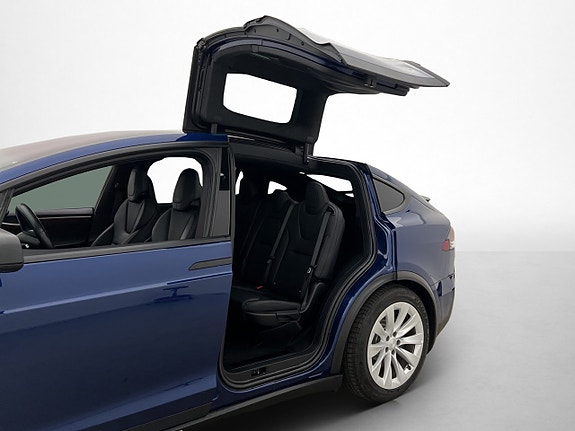 Tesla Model X 15 of 30
