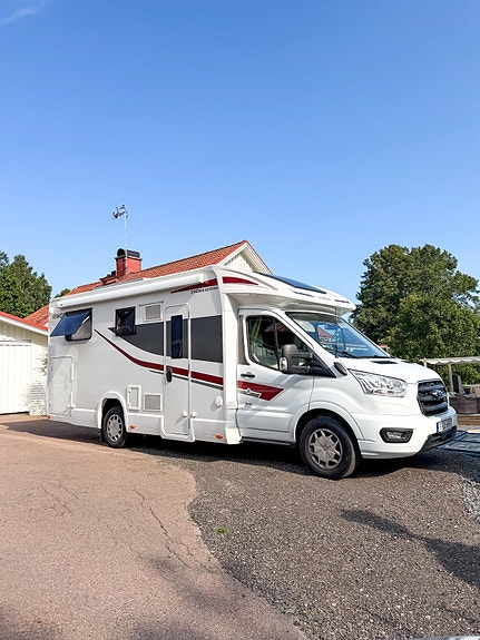 Rimor SWEDEN EDITION Evo 95 PLUS, 10 månaders garanti, 5 färdplatser, B-körkort, Automat, Cykelställ, stort garage, elektrisk taksäng, nyservad, backkamera. 2 of 22