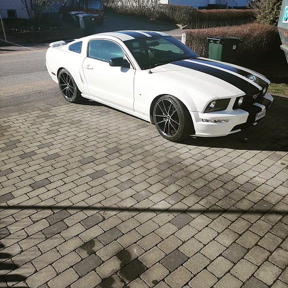 Ford Mustang 2 of 3