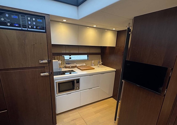 Välskött och fin Fairline Targa 48 GT till salu 6 of 12