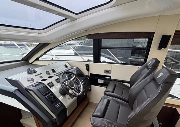 Välskött och fin Fairline Targa 48 GT till salu 5 of 12
