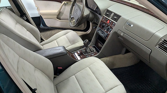 Mercedes-Benz C200 6 of 8