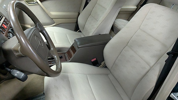 Mercedes-Benz C200 7 of 8