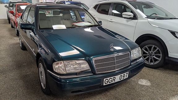 Mercedes-Benz C200 3 of 8