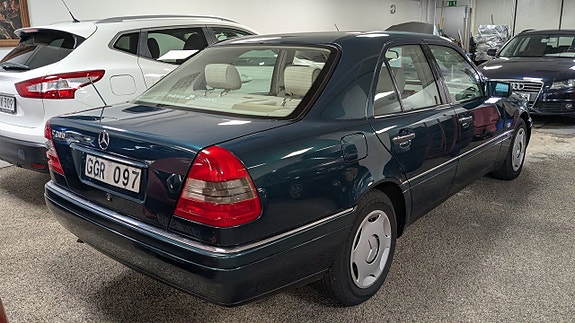 Mercedes-Benz C200 4 of 8