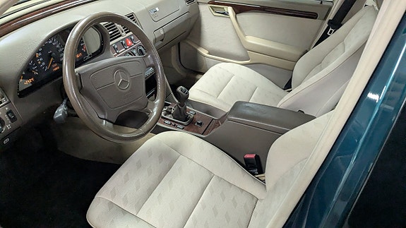 Mercedes-Benz C200 2 of 8