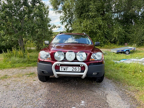 Volvo XC90 2 of 7