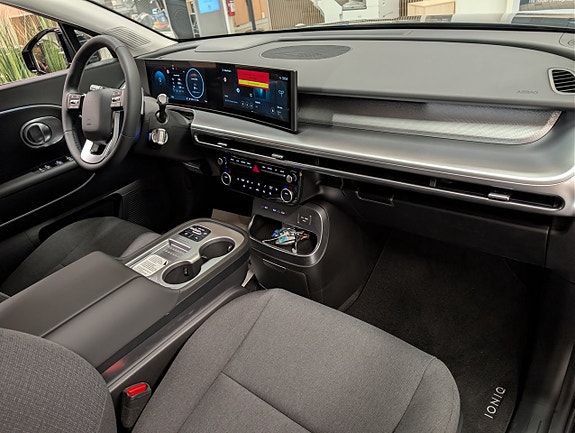 Hyundai Ioniq 9 7 of 9