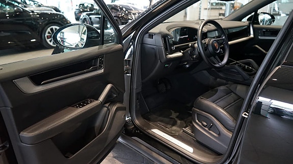 Porsche Cayenne 5 of 7