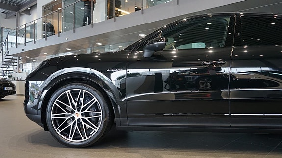 Porsche Cayenne 3 of 7