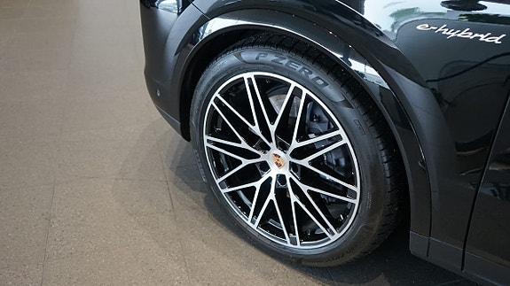 Porsche Cayenne 4 of 7