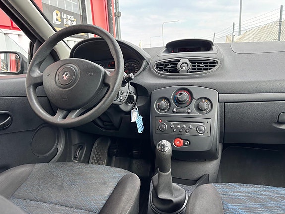 Renault Clio 11 of 17