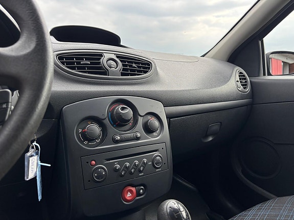 Renault Clio 13 of 17