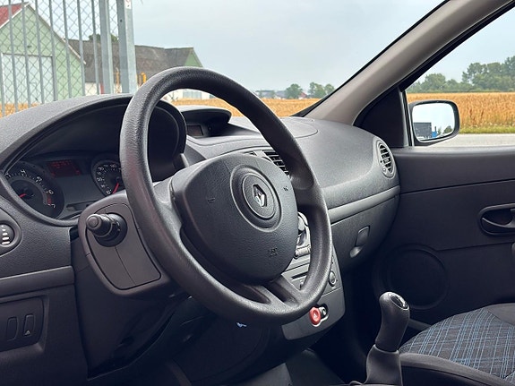 Renault Clio 8 of 17