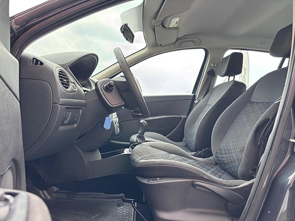 Renault Clio 15 of 17