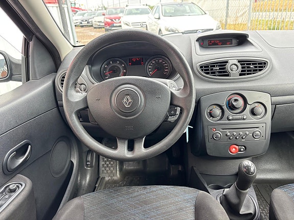 Renault Clio 10 of 17