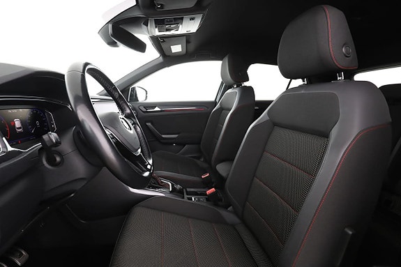 Volkswagen T-Roc 11 of 30