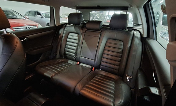 Volkswagen Passat 16 of 25