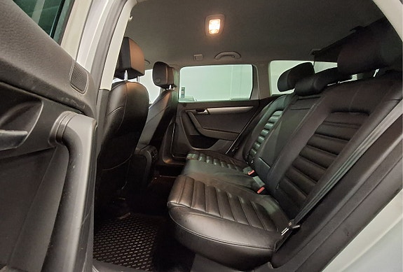 Volkswagen Passat 15 of 25
