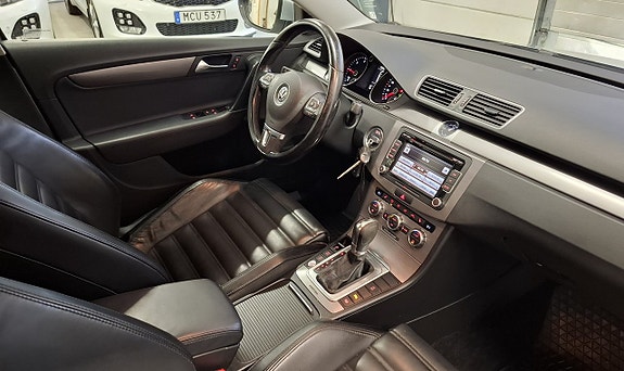 Volkswagen Passat 12 of 25